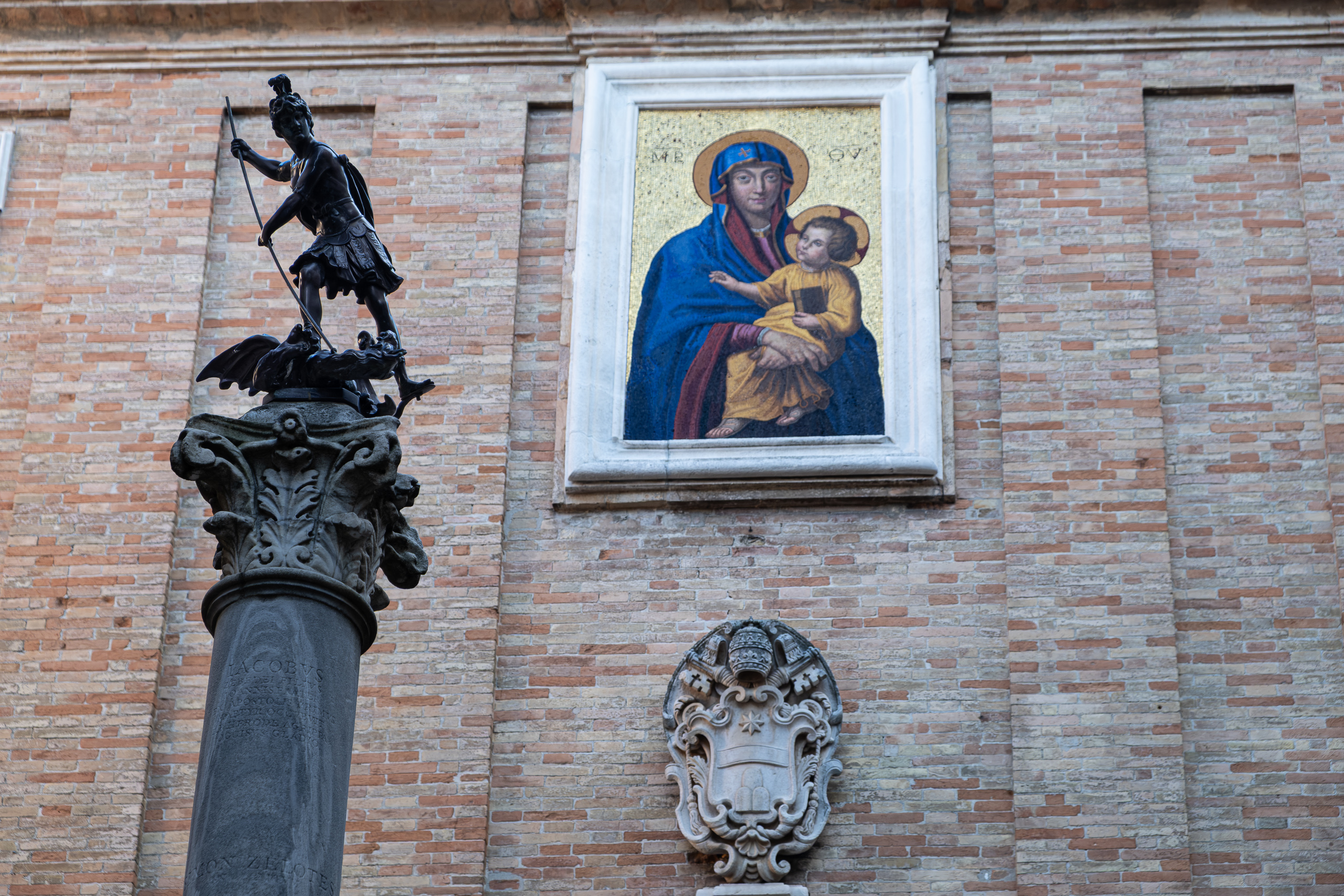 Säule mit Drachentöter-Figur – Madonnen-Mosaik an der Wand